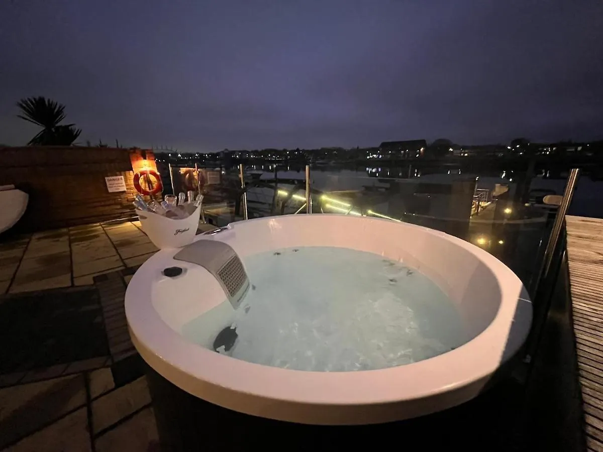 Rivers Stays With Hot Tub Southampton Botel