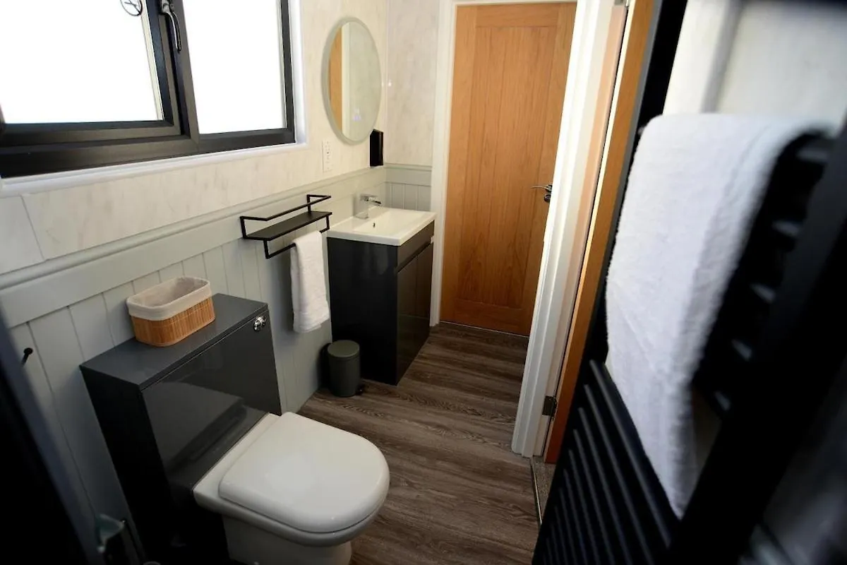 Botel Rivers Stays With Hot Tub Southampton