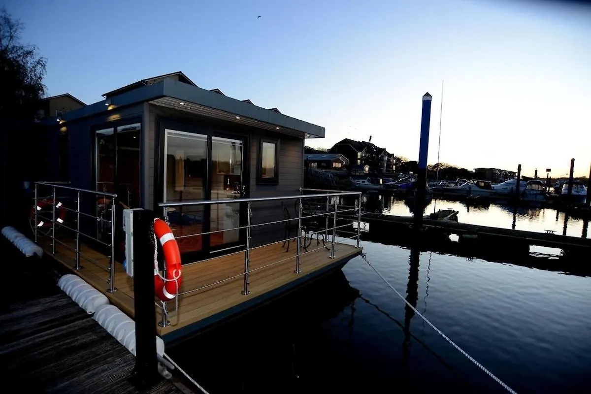 Botel Rivers Stays With Hot Tub Southampton