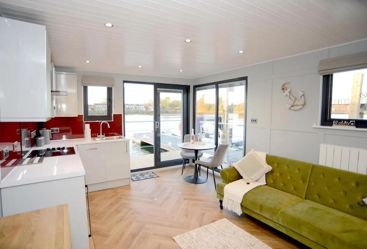 Rivers Stays With Hot Tub Southampton Botel