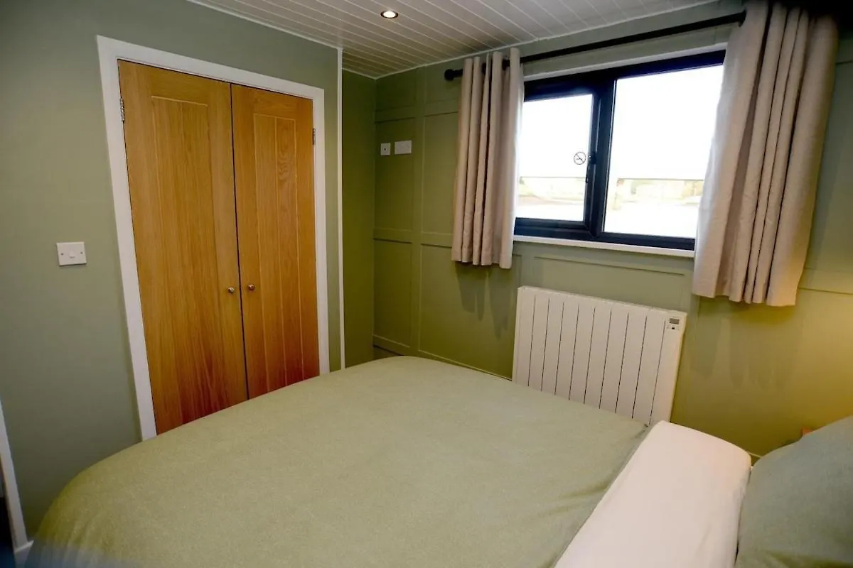 Botel Rivers Stays With Hot Tub Southampton