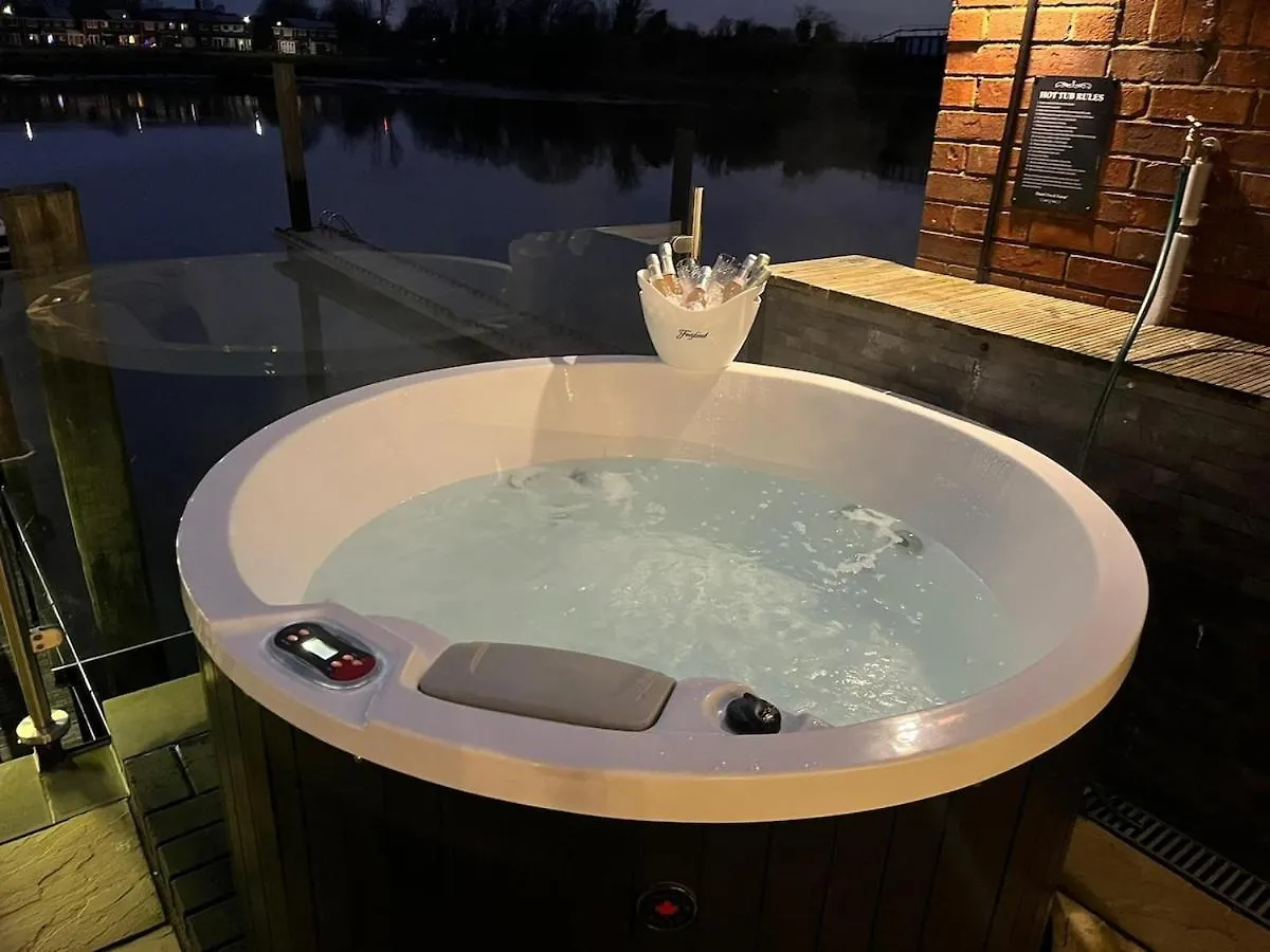 Rivers Stays With Hot Tub Southampton United Kingdom