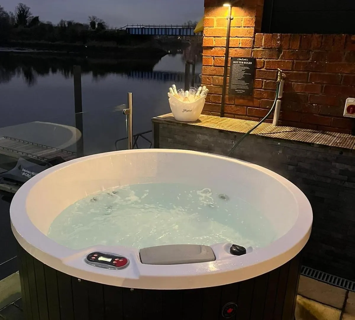 Rivers Stays With Hot Tub Southampton 0*,  United Kingdom